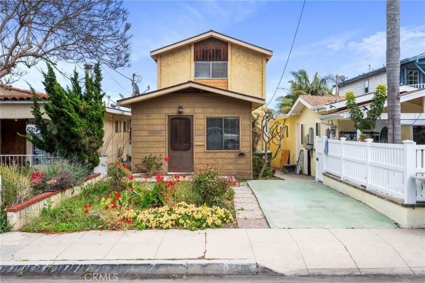 FIXER ALERT. Welcome to 2708 S Carolina St--a spacious 3-bedroom - Beach Home for sale in San Pedro, California on Beachhouse.com