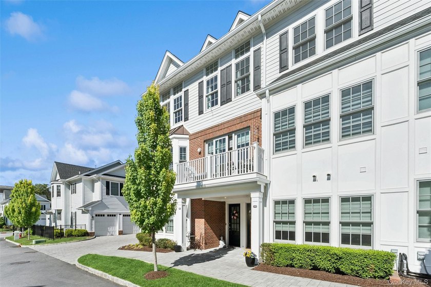 Welcome to Roslyn Landing, where luxury and modern - Beach Condo for sale in Roslyn, New York on Beachhouse.com