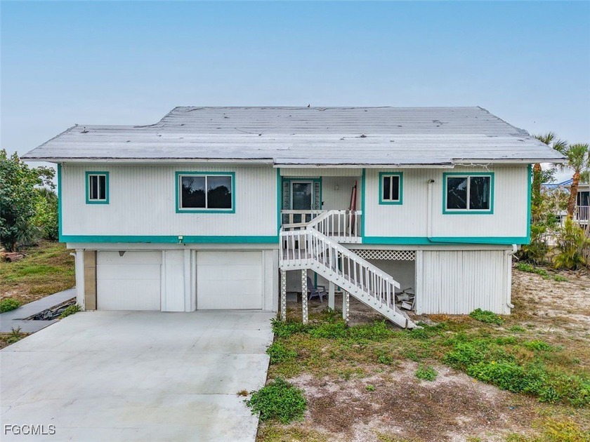 Renovation Opportunity in Desirable Lake Murex! This 4-bedroom - Beach Home for sale in Sanibel, Florida on Beachhouse.com