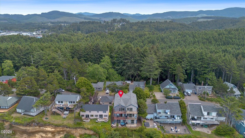 OCEANFRONT high bank townhome features sweeping ocean views that - Beach Townhome/Townhouse for sale in Lincoln City, Oregon on Beachhouse.com