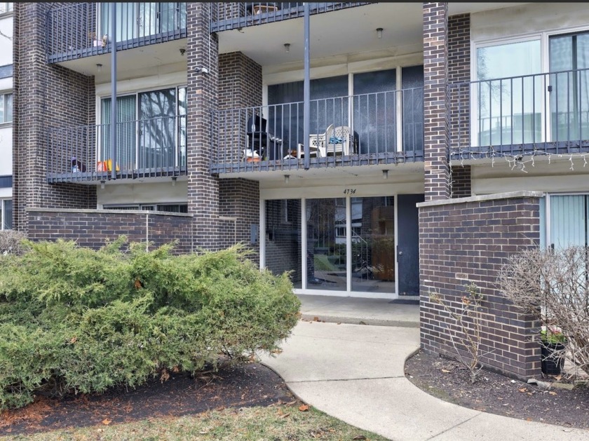 This is really what you are looking for, in a top floor condo - Beach Home for sale in Skokie, Illinois on Beachhouse.com