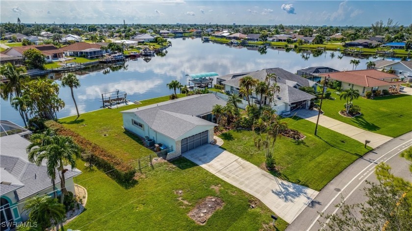 Welcome to your GULF ACCESS paradise! Nestled on an oversized - Beach Home for sale in Cape Coral, Florida on Beachhouse.com