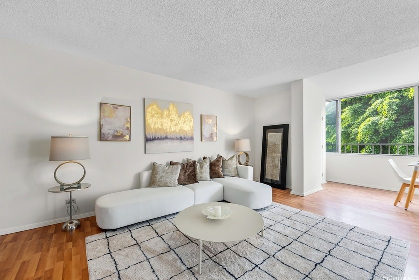 Come see this well-maintained 2 bdrm/2 bath unit in The Barclay - Beach Condo for sale in Honolulu, Hawaii on Beachhouse.com