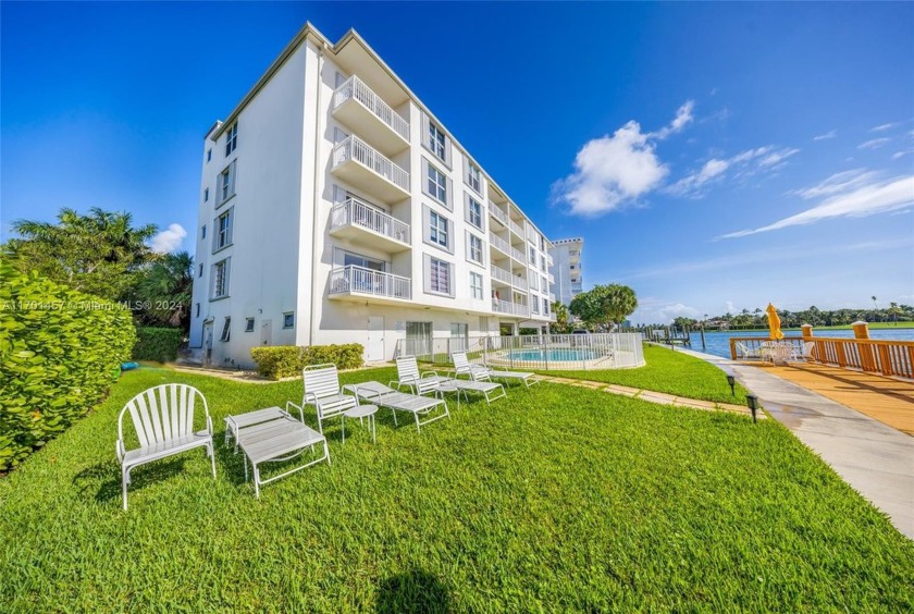 Welcome to this beautiful 1 bed / 1.5 bath condo.This move-in - Beach Condo for sale in Bay Harbor Islands, Florida on Beachhouse.com