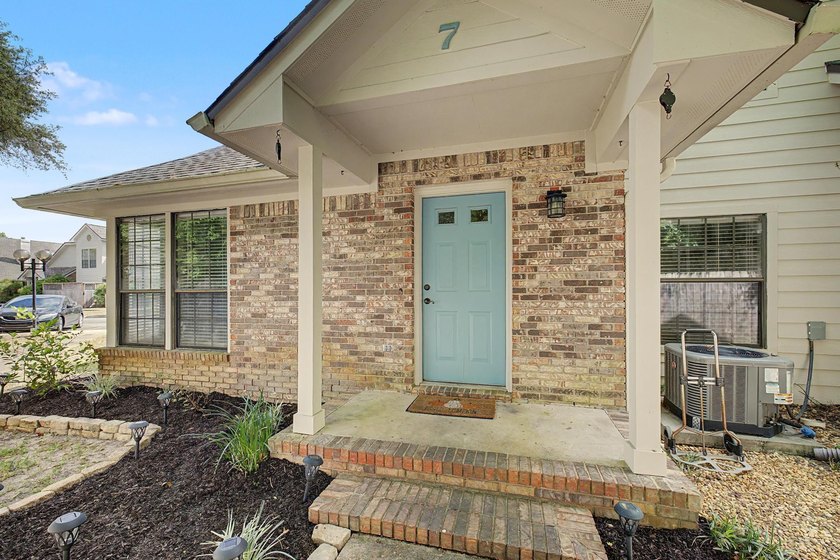 Welcome to low maintenance living in this charming 2 story brick - Beach Home for sale in Fort Walton Beach, Florida on Beachhouse.com