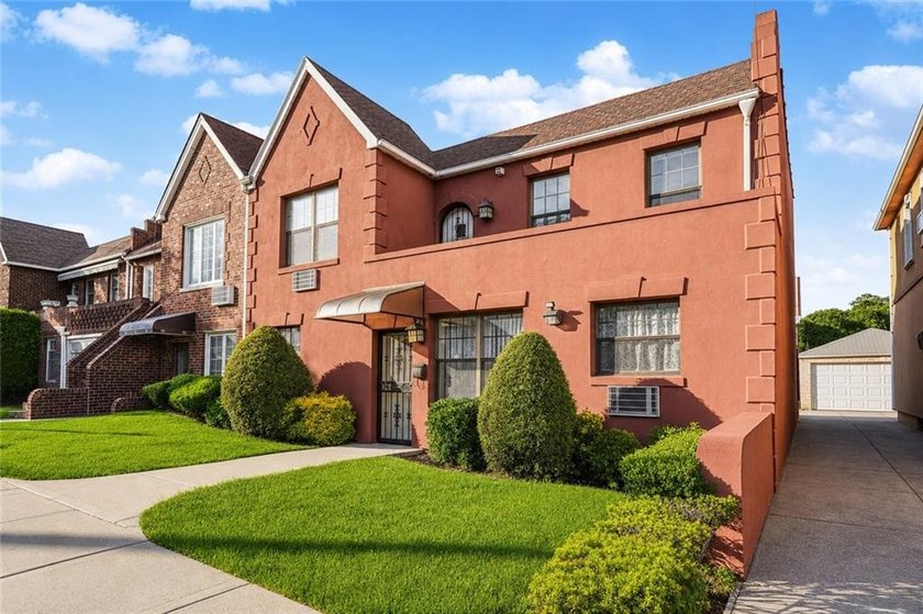 How does a 33-foot-wide house sound? Yes-believe it! This hidden - Beach Townhome/Townhouse for sale in Brooklyn, New York on Beachhouse.com