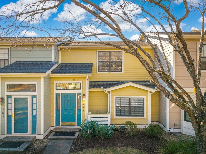 This charming 2-bedroom townhome offers an open layout and easy - Beach Condo for sale in Mount Pleasant, South Carolina on Beachhouse.com
