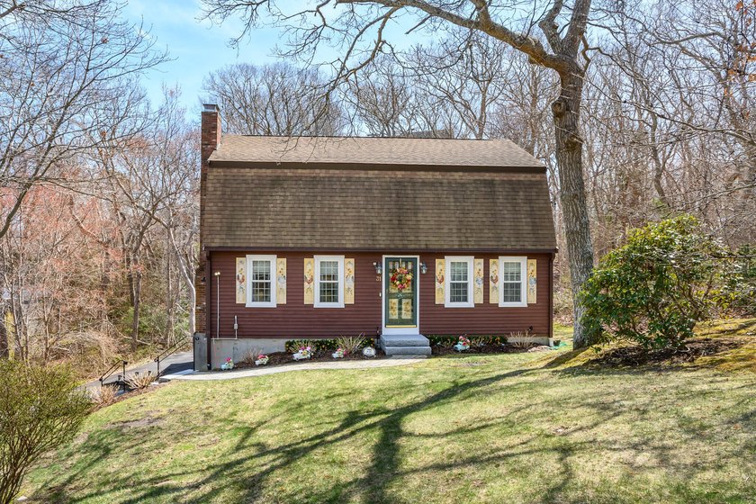 This charming 3 bedroom, 1.5-bath gambrel home with neighborhood - Beach Home for sale in Plymouth, Massachusetts on Beachhouse.com
