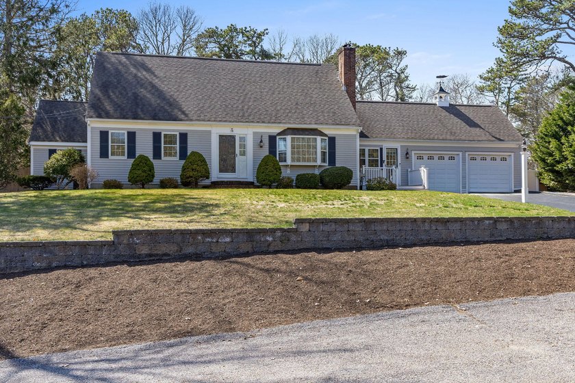 Ideal East Dennis location! This spacious home offers nearly 2 - Beach Home for sale in Dennis, Massachusetts on Beachhouse.com