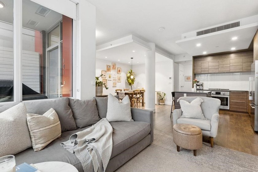 Spacious end unit on a quiet cul-de-sac, this south facing - Beach Townhome/Townhouse for sale in North Vancouver, BC on Beachhouse.com