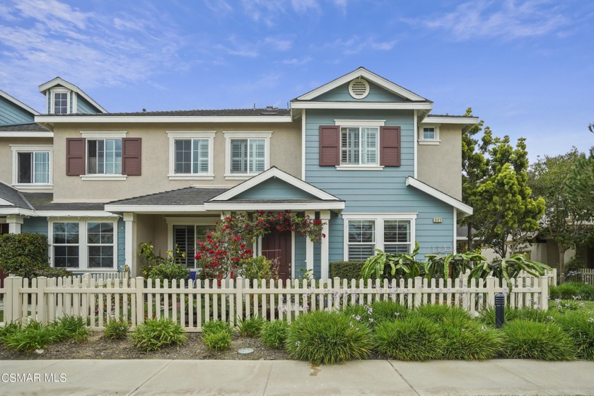 Stunning townhome in the RiverPark community! This two-story - Beach Townhome/Townhouse for sale in Oxnard, California on Beachhouse.com