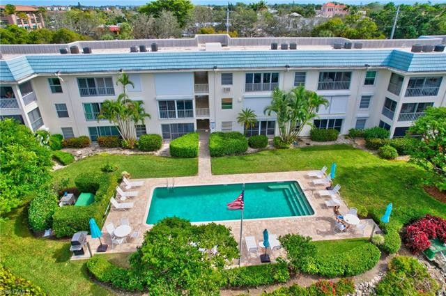 Beautiful turnkey furnished end unit overlooking Lake Suzanne in - Beach Condo for sale in Naples, Florida on Beachhouse.com
