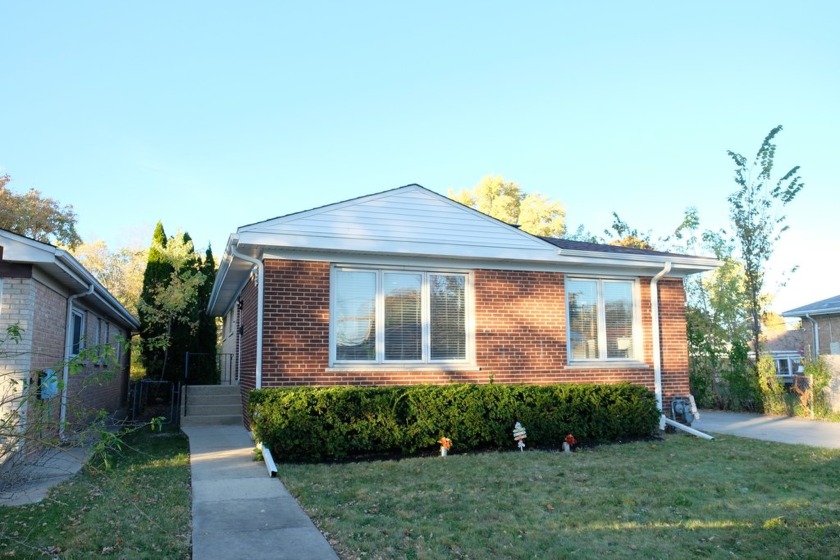 Beautiful UPdated Brick Ranch on large lot. Home offers - Beach Home for sale in Skokie, Illinois on Beachhouse.com