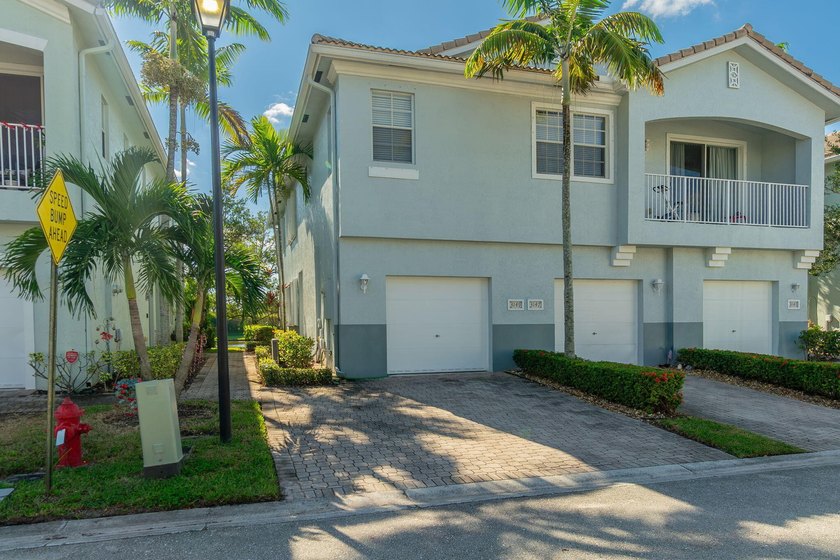 WOW !!! Perfectly maintained Waterfront 3 beds, 2.1 baths nice - Beach Townhome/Townhouse for sale in Riviera Beach, Florida on Beachhouse.com