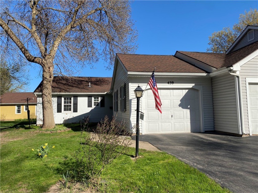 What a charming 2-bedroom, end unit ranch! Just look at its - Beach Townhome/Townhouse for sale in Gates, New York on Beachhouse.com