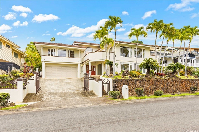 Rare opportunity in Pearlridge Estates-this exceptionally large - Beach Home for sale in Aiea, Hawaii on Beachhouse.com