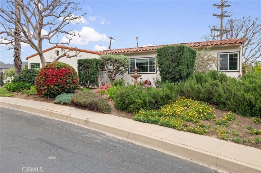 Beautifully updated single-level home on a corner lot! This - Beach Home for sale in Torrance, California on Beachhouse.com