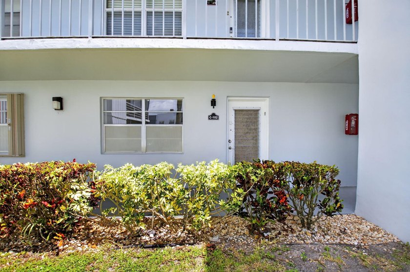 **WHAT A STEAL** This charming 2-bedroom, 2-bath condo in King's - Beach Condo for sale in Delray Beach, Florida on Beachhouse.com