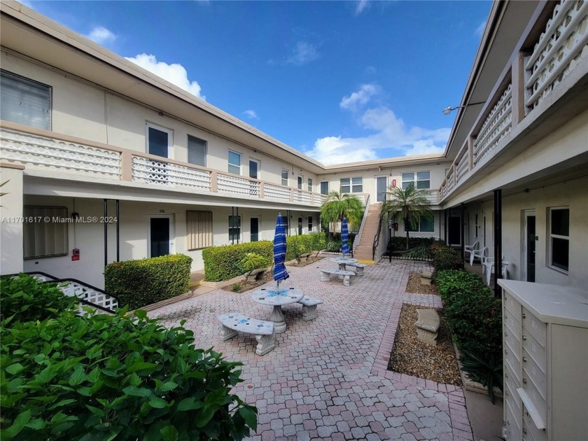 Excellent Opportunity Knocks! This is like a duplex - you can - Beach Condo for sale in Hollywood, Florida on Beachhouse.com