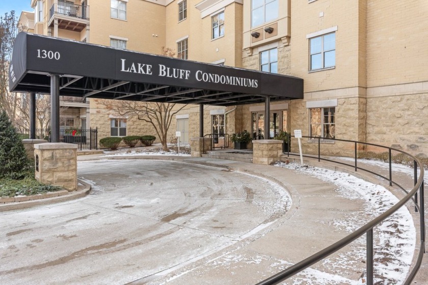 Highly desirable Lake Bluff Condos offers the best of the best - Beach Condo for sale in Milwaukee, Wisconsin on Beachhouse.com