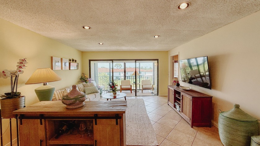 Beautifully renovated and FULLY FURNISHED  offered turn-key - Beach Condo for sale in Lake Worth, Florida on Beachhouse.com