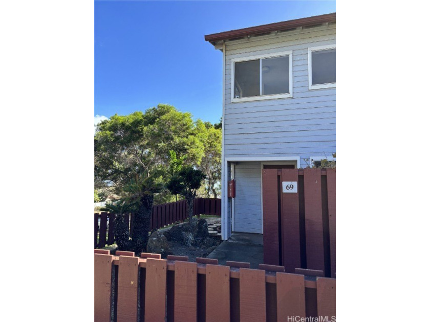 Freshly painted two-bedroom townhome with brand new vinyl - Beach Condo for sale in Kapolei, Hawaii on Beachhouse.com