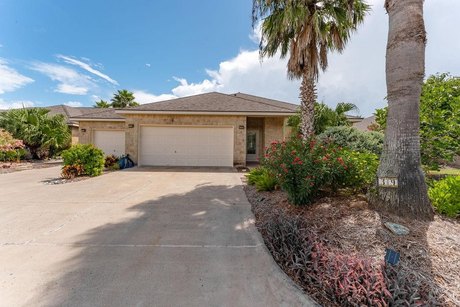 Welcome to 39 Torrey Pines, a beautifully maintained 3-bedroom - Beach Townhome/Townhouse for sale in Laguna Vista, Texas on Beachhouse.com