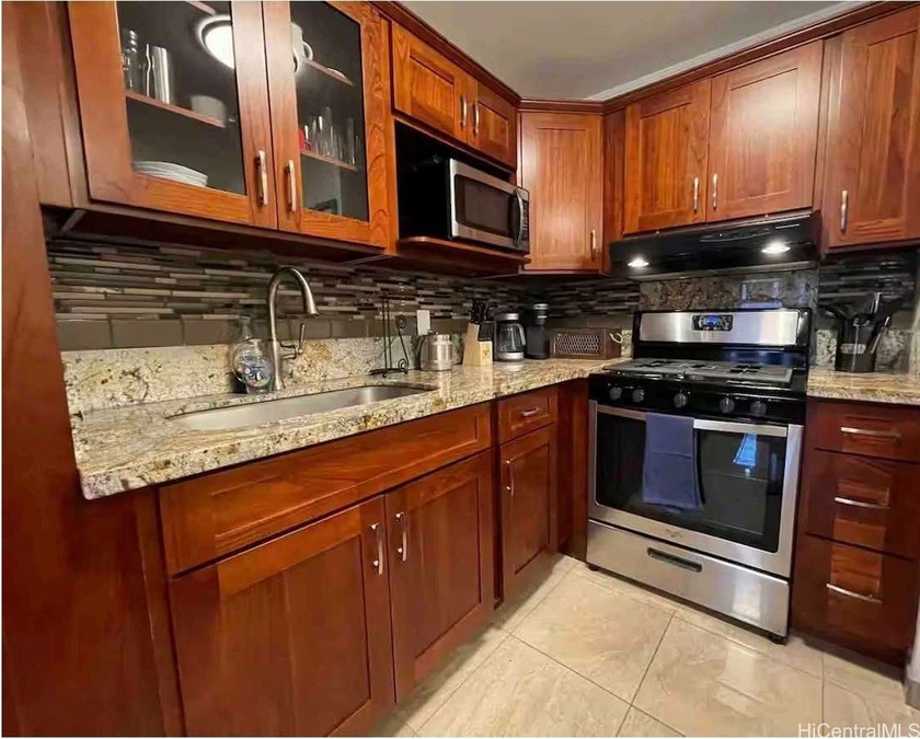 Versatile 2-bedroom, 2-bath unit thoughtfully configured as two - Beach Condo for sale in Honolulu, Hawaii on Beachhouse.com