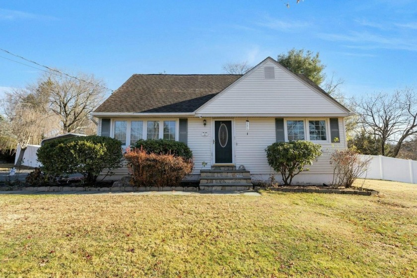 Welcome to 8 Robin Drive, Carmel, NY! This beautifully - Beach Home for sale in Kent, New York on Beachhouse.com