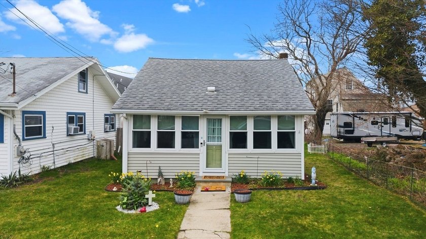Charming Fairhaven Cape just moments from beach access! This - Beach Condo for sale in Fairhaven, Massachusetts on Beachhouse.com