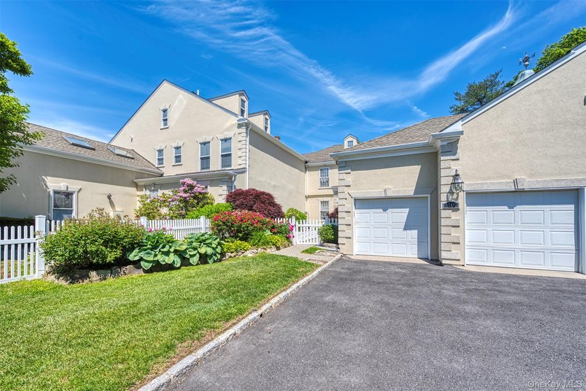 Welcome to 10 Swan Ct, Glen Cove - a beautifully maintained home - Beach Home for sale in Glen Cove, New York on Beachhouse.com