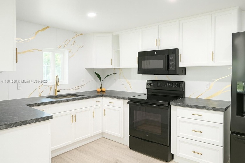 Welcome home to this 2bed/1bath home that can easily be - Beach Home for sale in Hollywood, Florida on Beachhouse.com