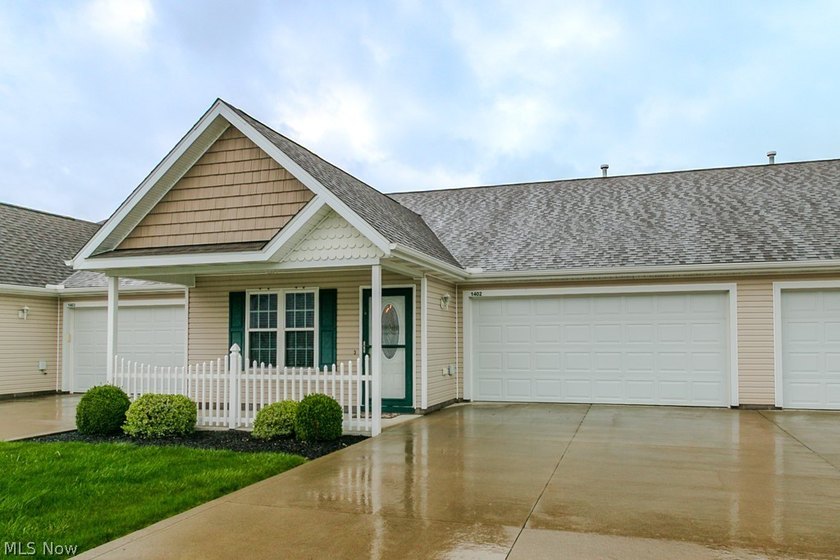 Welcome to Vanna Shore 2 bedroom/2 bathroom condo.. Open living - Beach Condo for sale in Ashtabula, Ohio on Beachhouse.com
