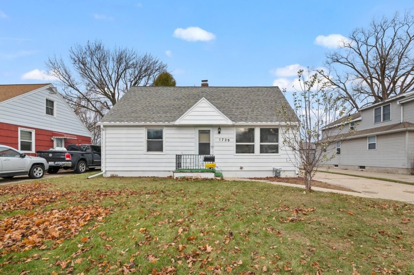 Don't miss out on this adorable cape-cod! Centrally located near - Beach Home for sale in Green Bay, Wisconsin on Beachhouse.com