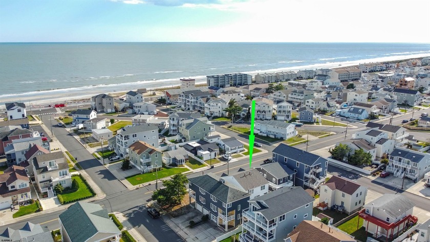 This two-story townhome is ideally situated on a quiet beach - Beach Condo for sale in Brigantine, New Jersey on Beachhouse.com
