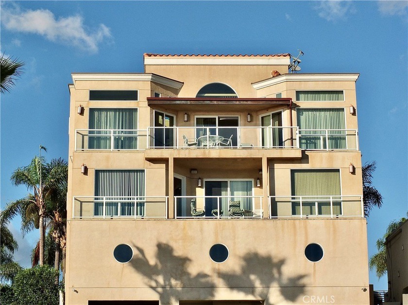 Luxury Living on the Beach!
Presenting an extraordinary - Beach Condo for sale in Long Beach, California on Beachhouse.com