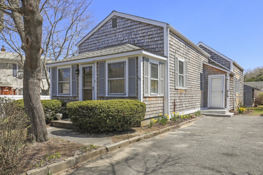 Welcome to your year-round Cape Cod home or ideal summer - Beach Home for sale in Sagamore, Massachusetts on Beachhouse.com