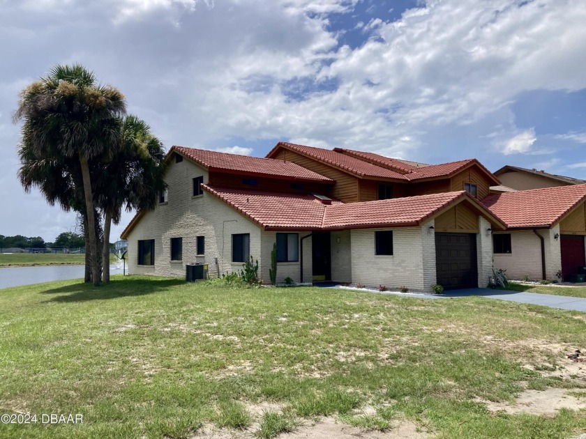 What a great location on the lake nestled in the heart of Port - Beach Townhome/Townhouse for sale in Port Orange, Florida on Beachhouse.com