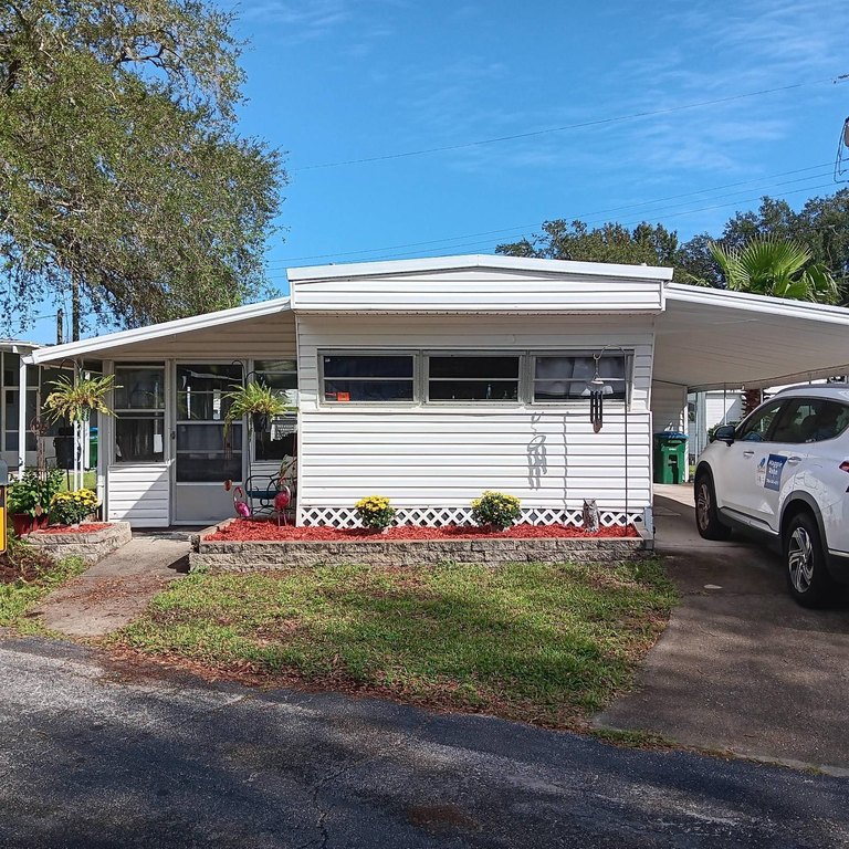 Low Lot rent!    amazing opportunity in 55+ Community offering - Beach Home for sale in Daytona Beach, Florida on Beachhouse.com