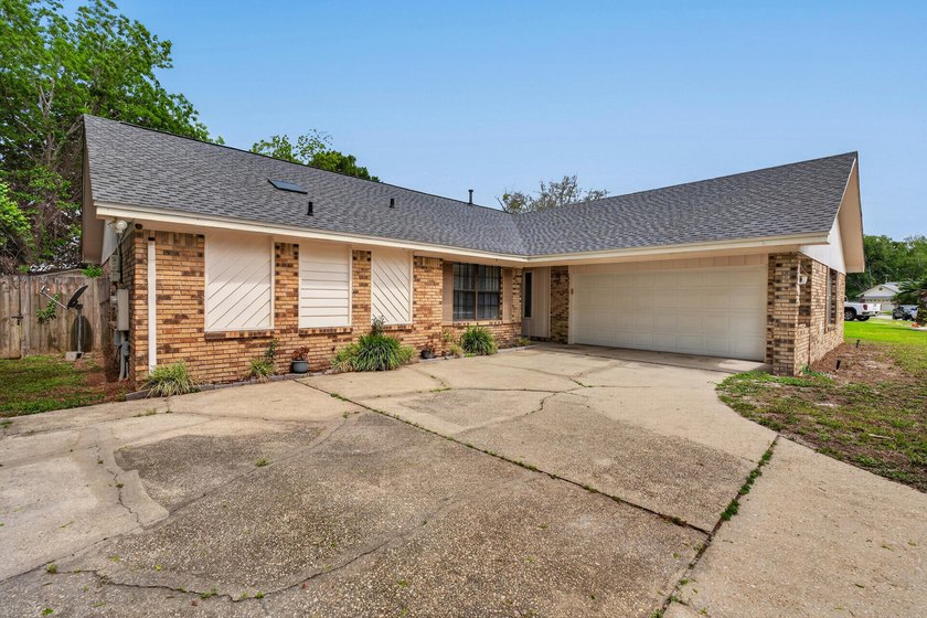 Spacious 3-bedroom, 2-bath home with over 2,000 sq ft in a - Beach Home for sale in Navarre, Florida on Beachhouse.com