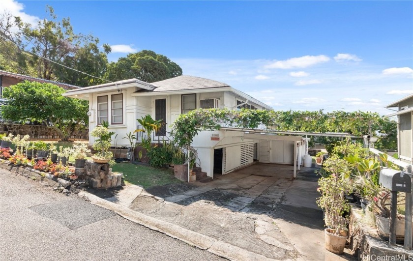 Nestled on a quiet street in lower Palolo, this charming home is - Beach Home for sale in Honolulu, Hawaii on Beachhouse.com