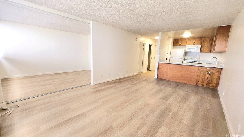 A newly remodeled unit! new vinyl flooring throughout, blinds - Beach Condo for sale in Honolulu, Hawaii on Beachhouse.com
