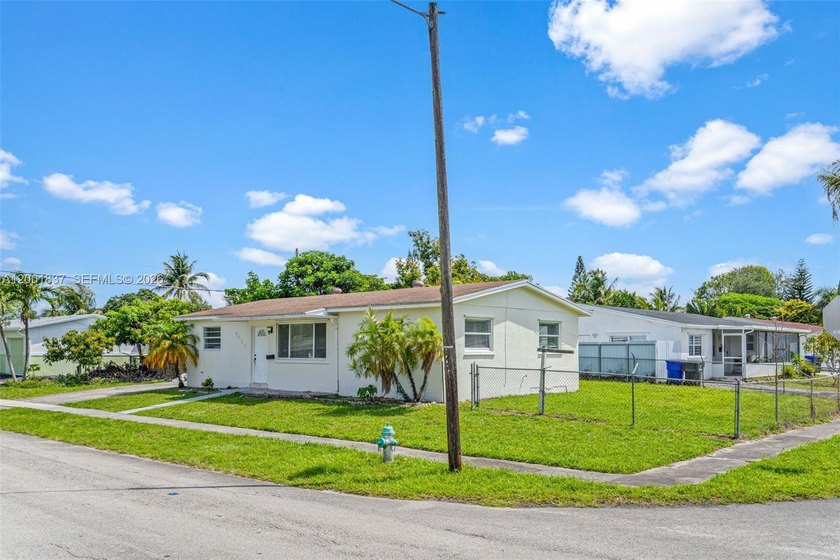 3/2 PLUS 1/1 EFFICIENCY - CORNER LOT | Renovated and move-in - Beach Home for sale in Hollywood, Florida on Beachhouse.com