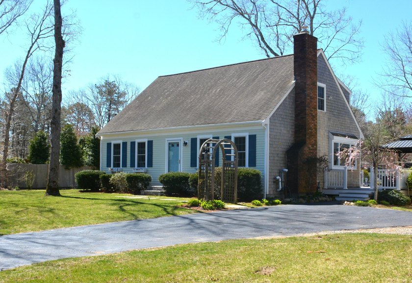 Experience the quintessential charm of Cape Cod in this - Beach Home for sale in East Sandwich, Massachusetts on Beachhouse.com