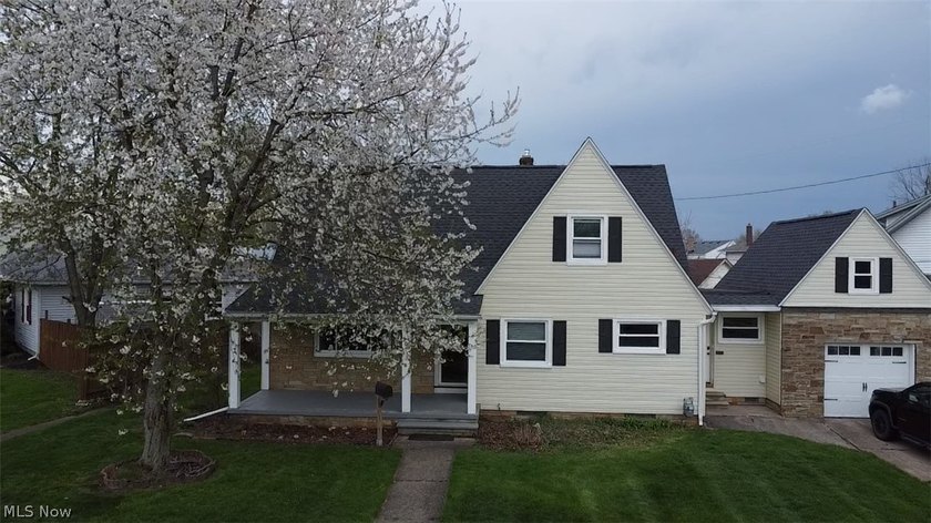 Updated kitchen. Hardwood floors. Spacious backyard. Over 1,800 - Beach Home for sale in Lorain, Ohio on Beachhouse.com