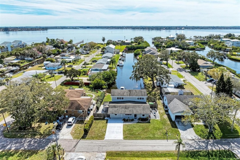A rare find on the Northside of the Manatee River with an easy - Beach Home for sale in Ellenton, Florida on Beachhouse.com