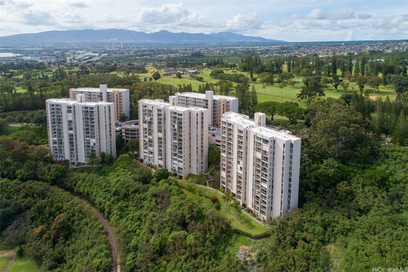 Welcome home to Colonnade on the Greens! This 2-bedroom, 2-bath - Beach Condo for sale in Aiea, Hawaii on Beachhouse.com