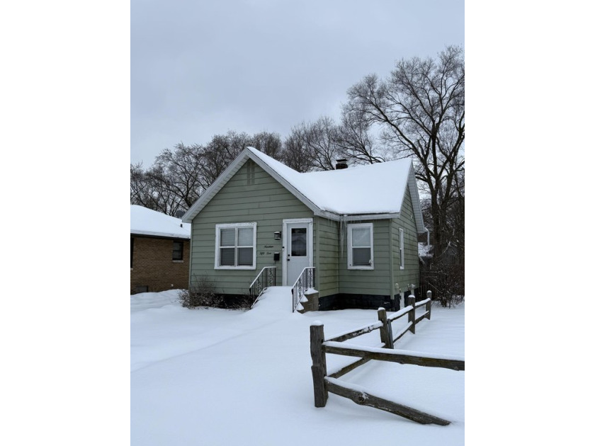 Completely remodeled and move-in ready! This charming home - Beach Home for sale in Muskegon, Michigan on Beachhouse.com