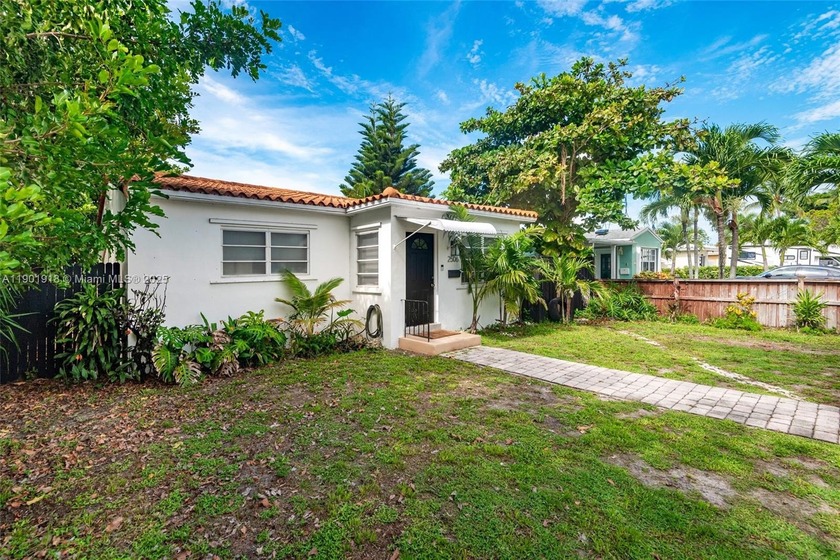 Check out this amazing property! 2 free-standing structures: a - Beach Townhome/Townhouse for sale in Hollywood, Florida on Beachhouse.com