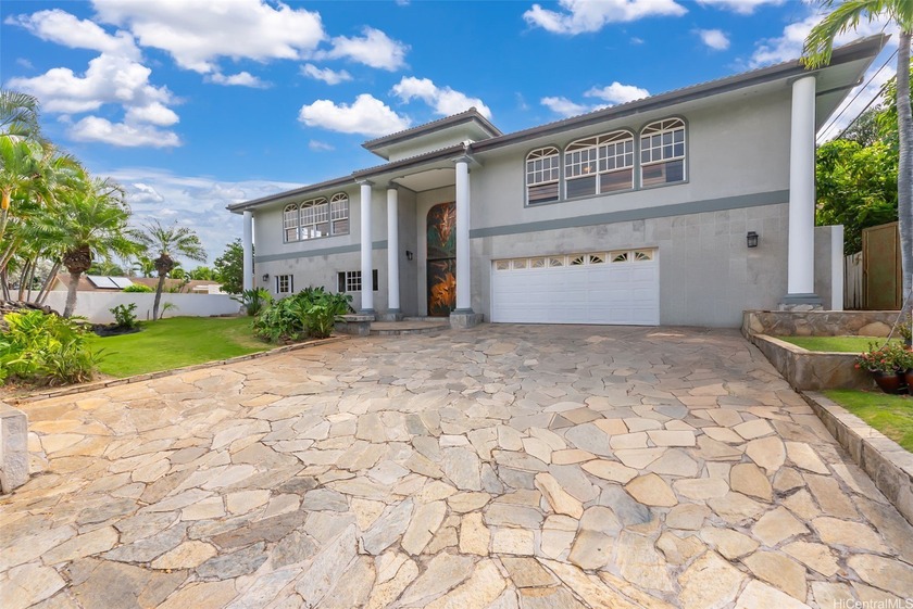NEW LISTING!! Experience refined island living in this expansive - Beach Home for sale in Honolulu, Hawaii on Beachhouse.com